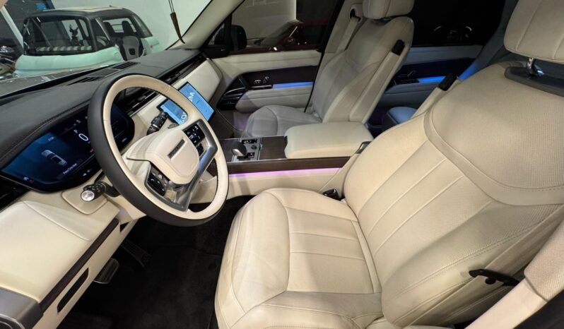 
Land Rover Range Rover Vogue HSE P530 V8 2023 full									