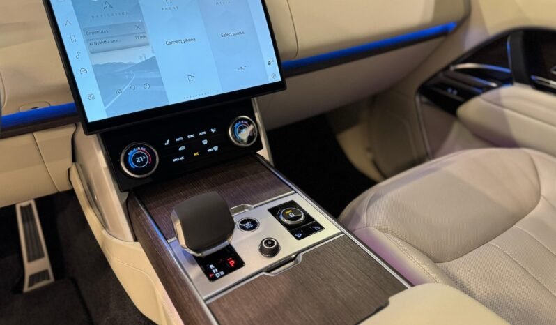 
Land Rover Range Rover Vogue HSE P530 V8 2023 full									