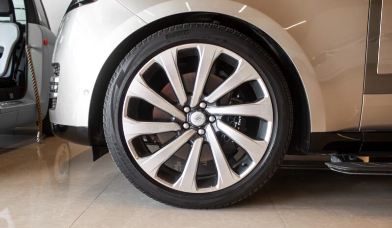 
Land Rover Range Rover Vogue HSE P530 V8 2023 full									