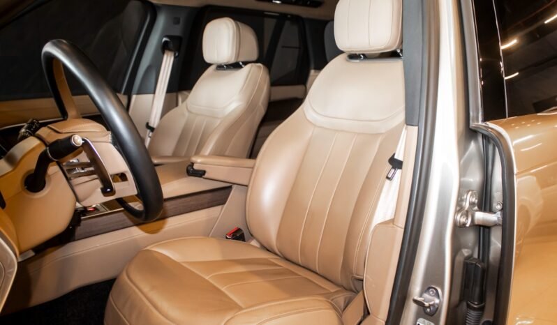 
Land Rover Range Rover Vogue HSE P530 V8 2023 full									