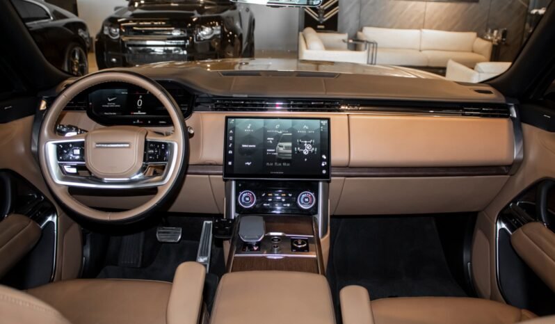 
Land Rover Range Rover Vogue HSE P530 V8 2023 full									