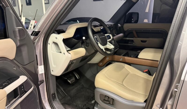 
Land Rover Defender 110 SE P300 2024 full									