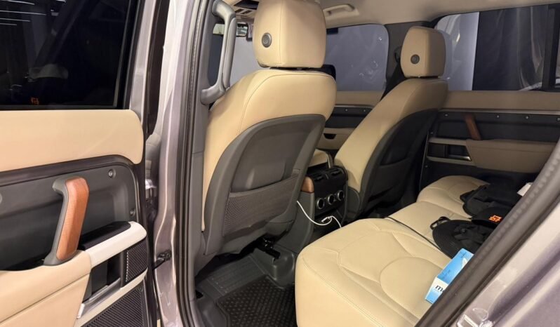 
Land Rover Defender 110 SE P300 2024 full									