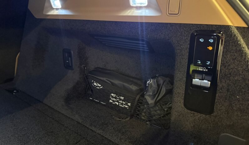 
Land Rover Range Rover HSE P530 V8 2023 full									