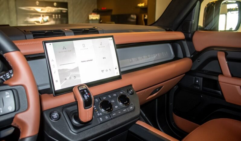 
Land Rover Defender 110 Octa 2025 full									