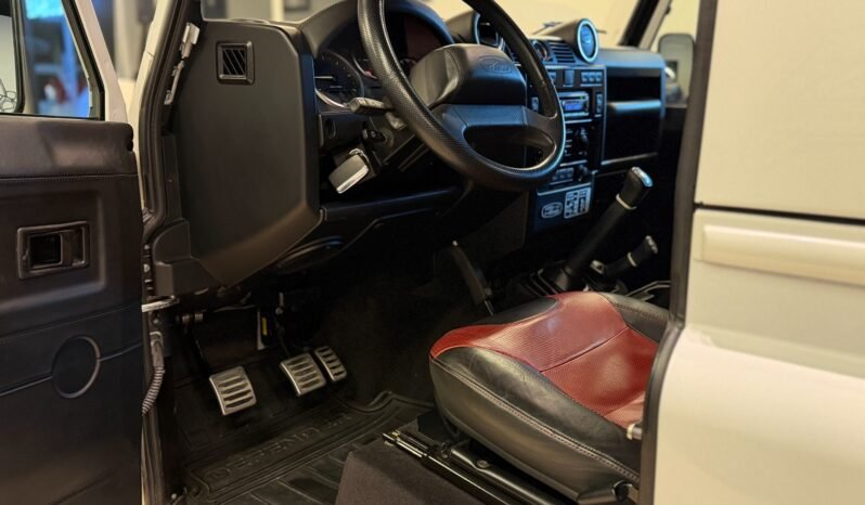 
Land Rover Defender 90 2016 full									